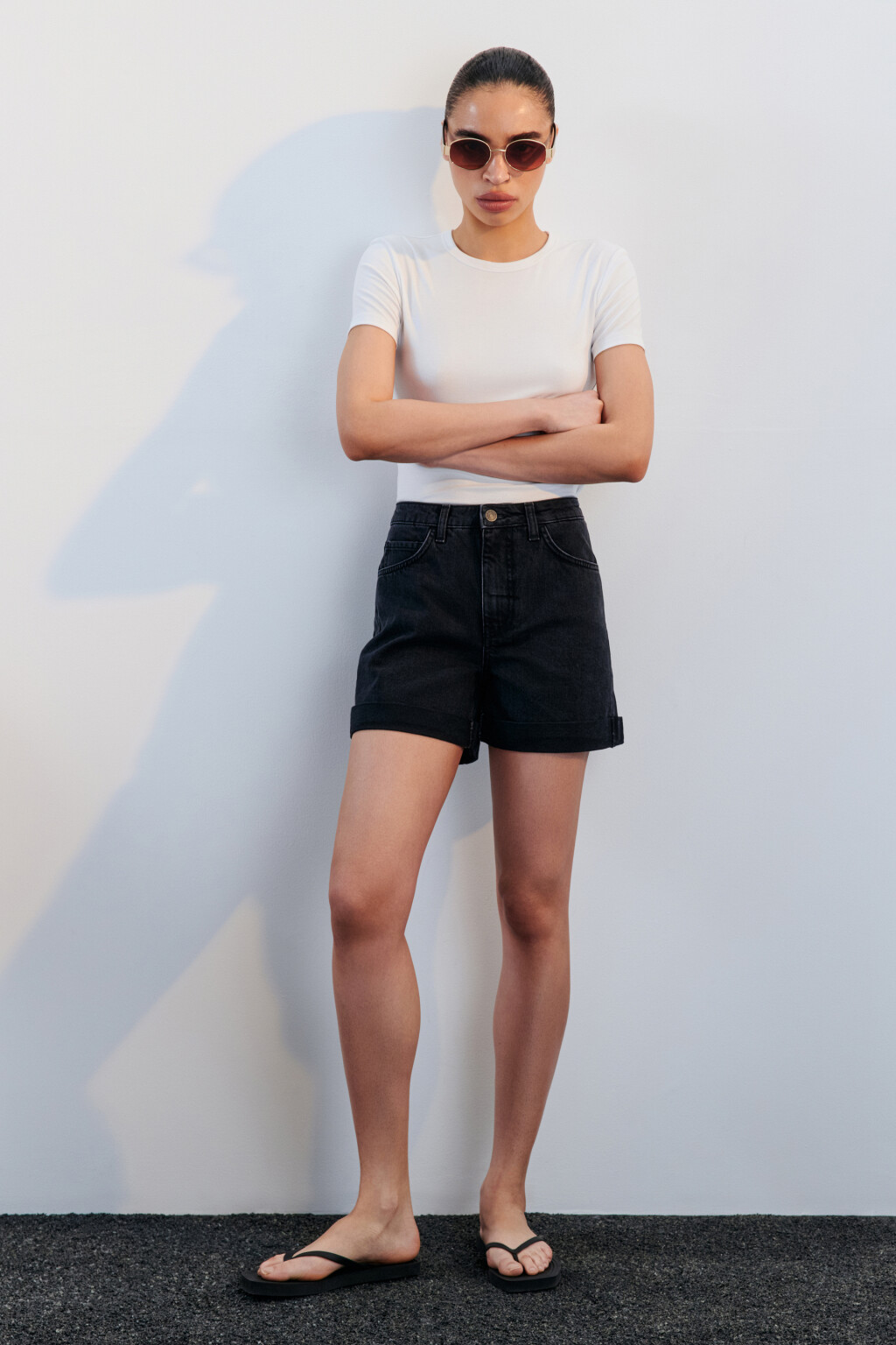 Шорты mom fit джинсовые с подворотами - цвет черный - 4