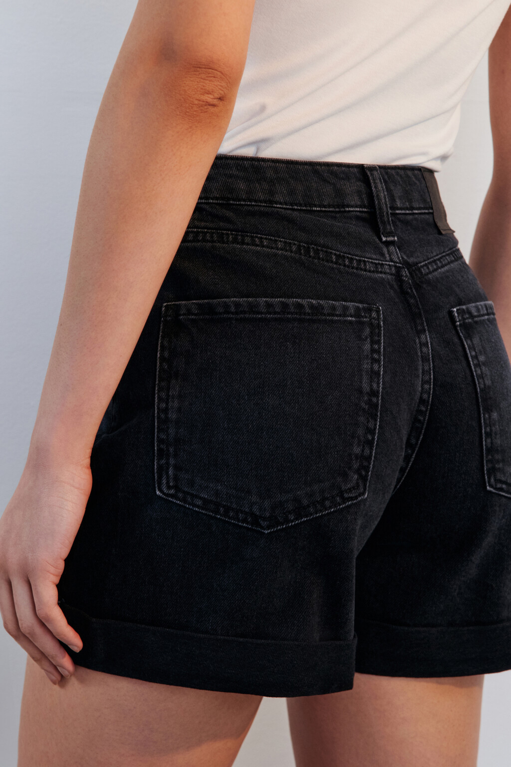 Шорты mom fit джинсовые с подворотами - цвет черный - 6