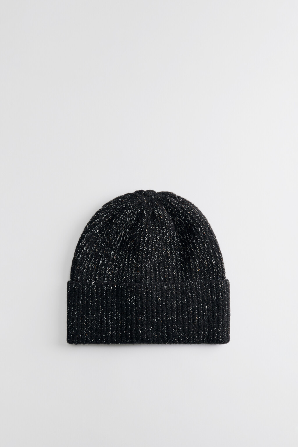 Шапка-бини вязаная в рубчик с отворотом - цвет черный - 1