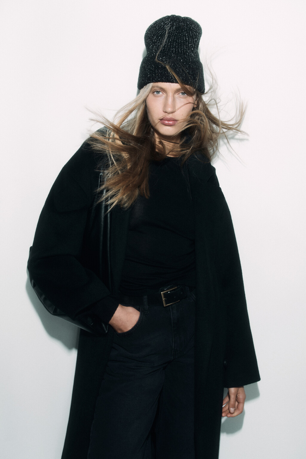 Шапка-бини вязаная в рубчик с отворотом - цвет черный - 3