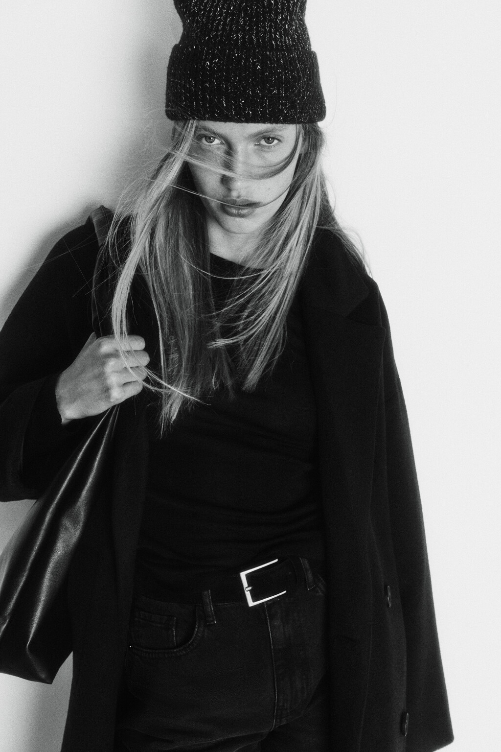 Шапка-бини вязаная в рубчик с отворотом - цвет черный - 4