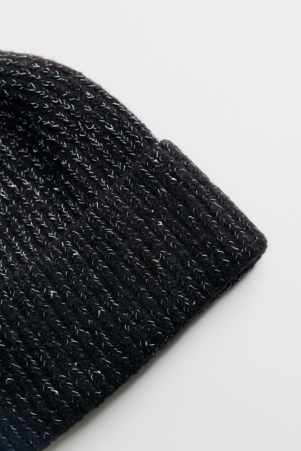 Шапка-бини вязаная в рубчик с отворотом - цвет черный - 2