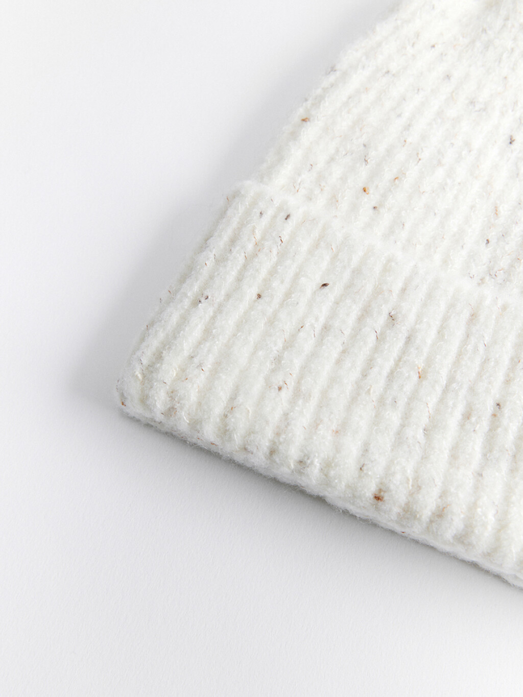 Шапка-бини вязаная в рубчик с отворотом - цвет бежевый - 2