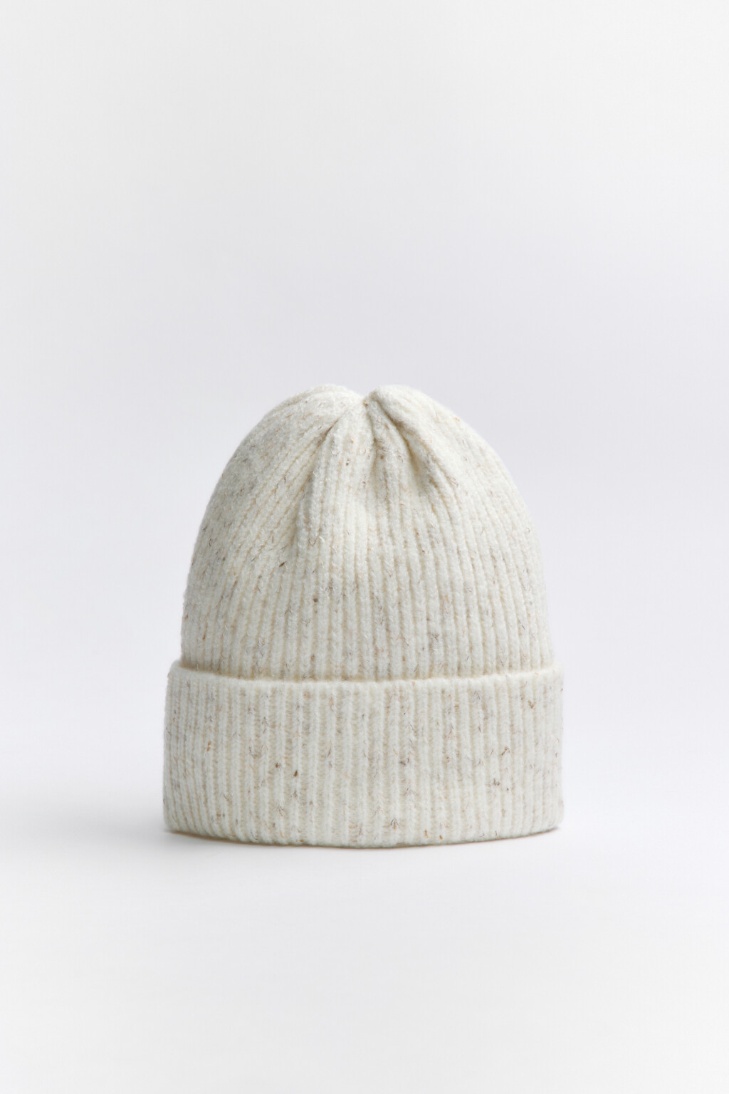Шапка-бини вязаная в рубчик с отворотом - цвет молочный - 4