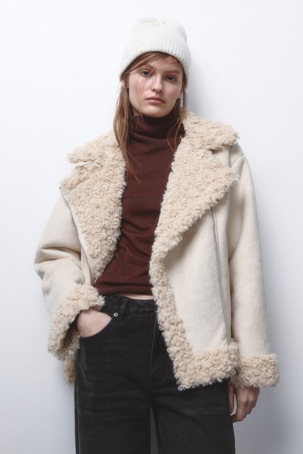 Шапка-бини вязаная в рубчик с отворотом - цвет молочный - 2