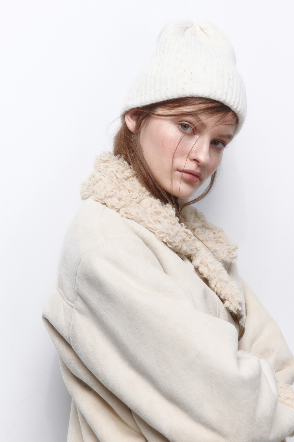 Шапка-бини вязаная в рубчик с отворотом - цвет молочный - 3