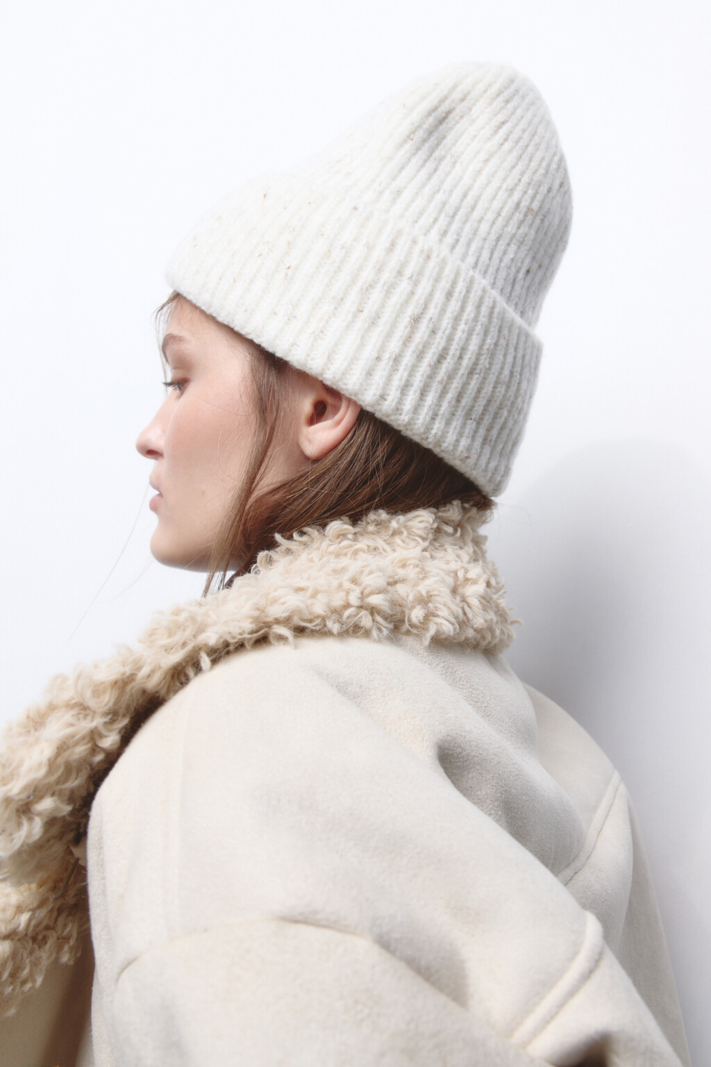 Шапка-бини вязаная в рубчик с отворотом - цвет молочный - 1