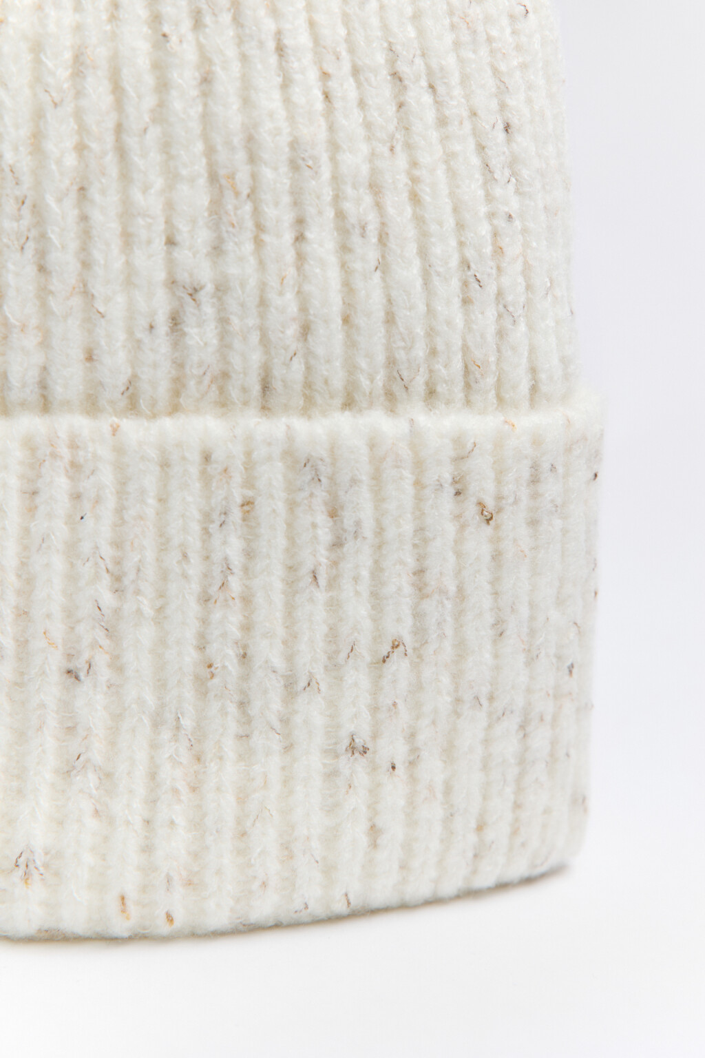 Шапка-бини вязаная в рубчик с отворотом - цвет молочный - 5