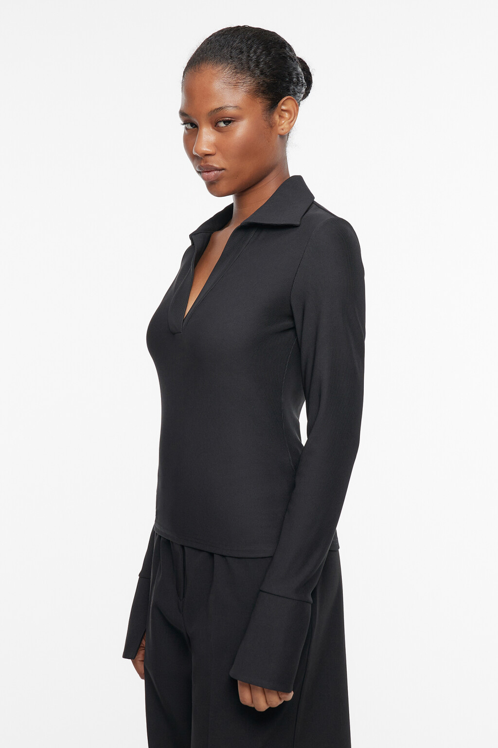 Лонгслив облегающий с воротником-поло и разрезами - цвет черный - 3