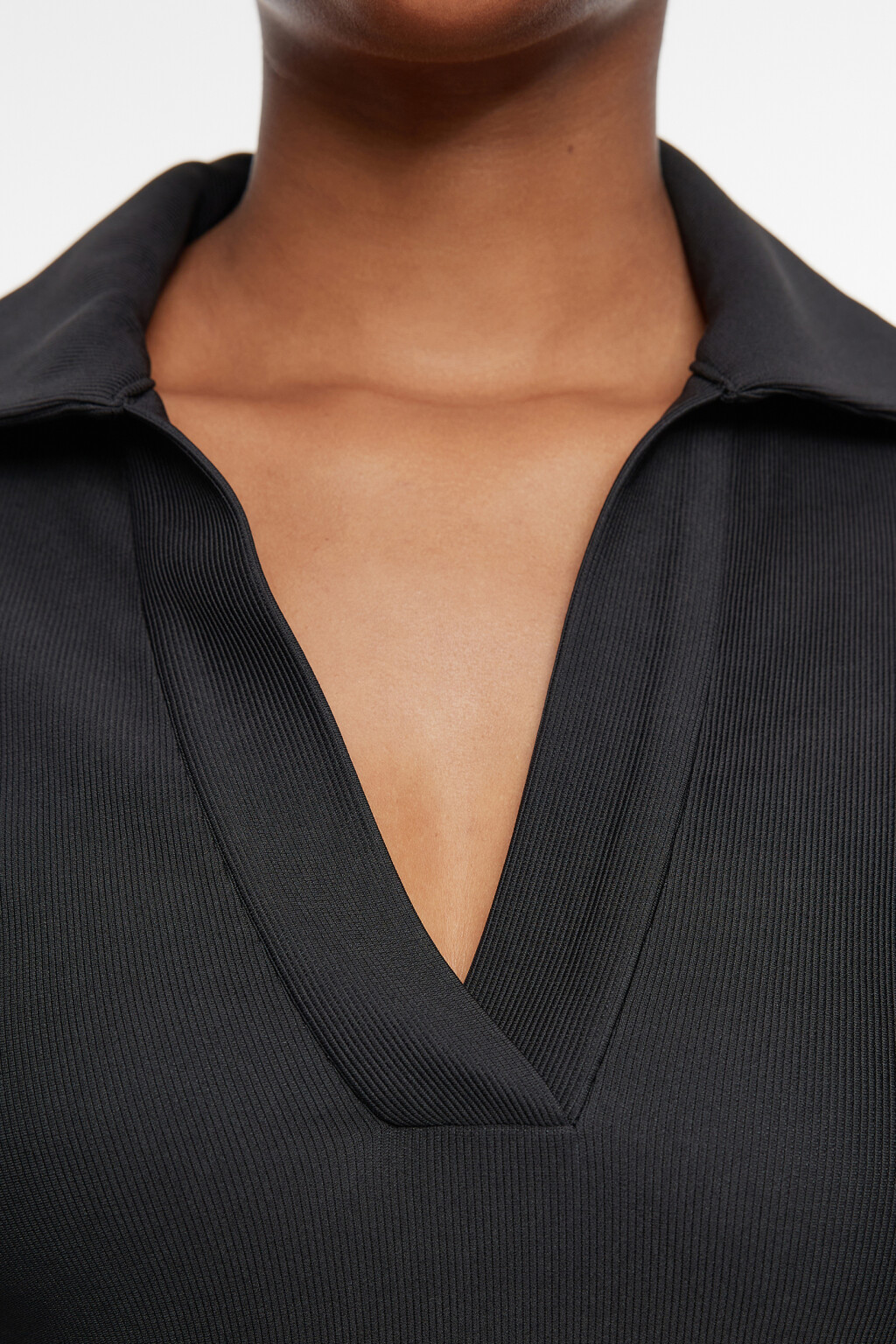 Лонгслив облегающий с воротником-поло и разрезами - цвет черный - 6