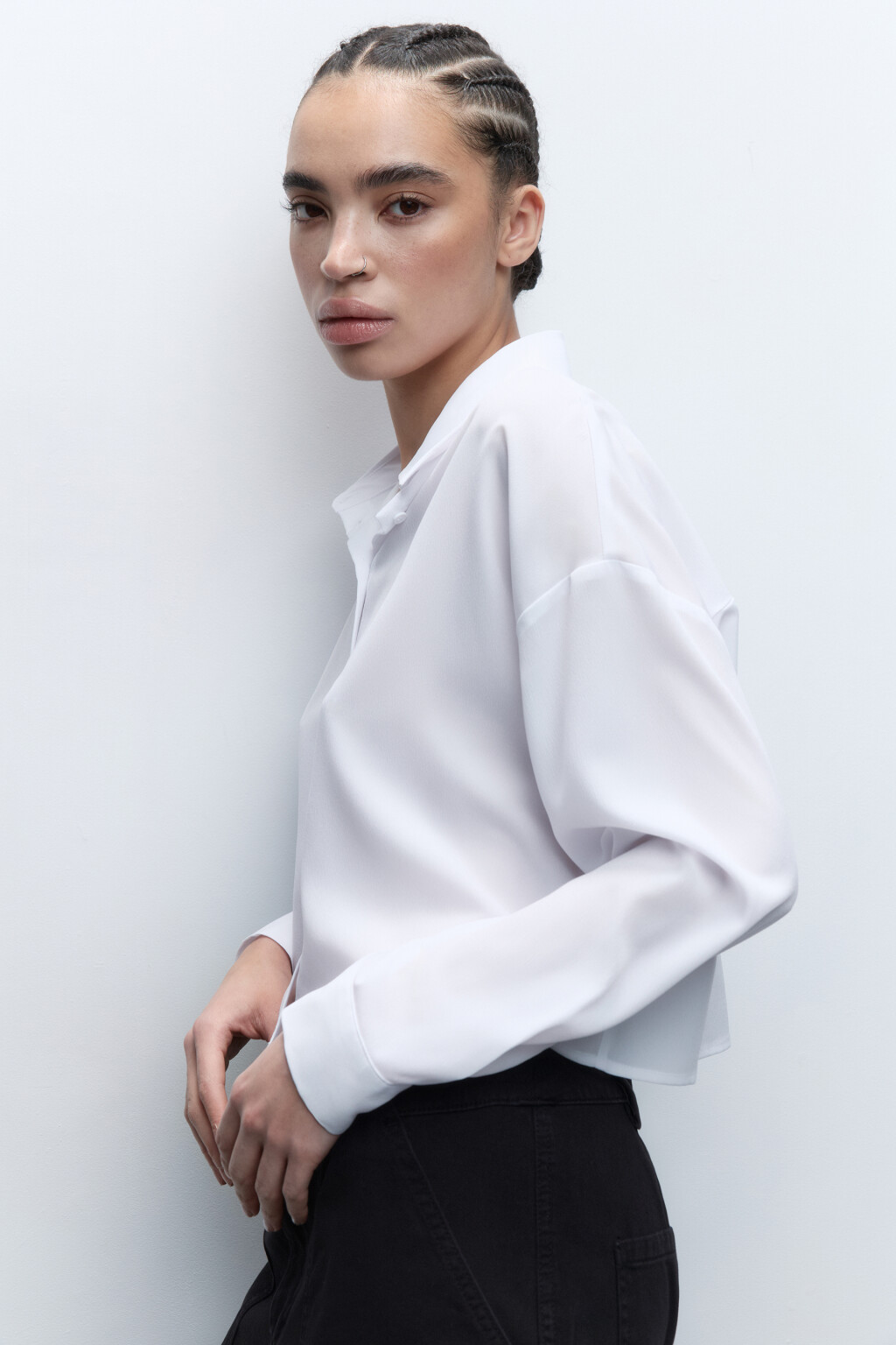 Блузка-рубашка свободная укороченная - цвет белый - 1
