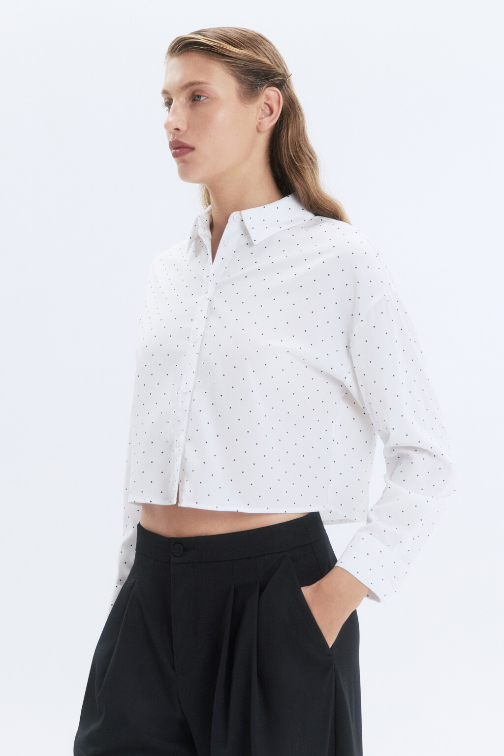 Блузка-рубашка укороченная с принтом - цвет белый - 3