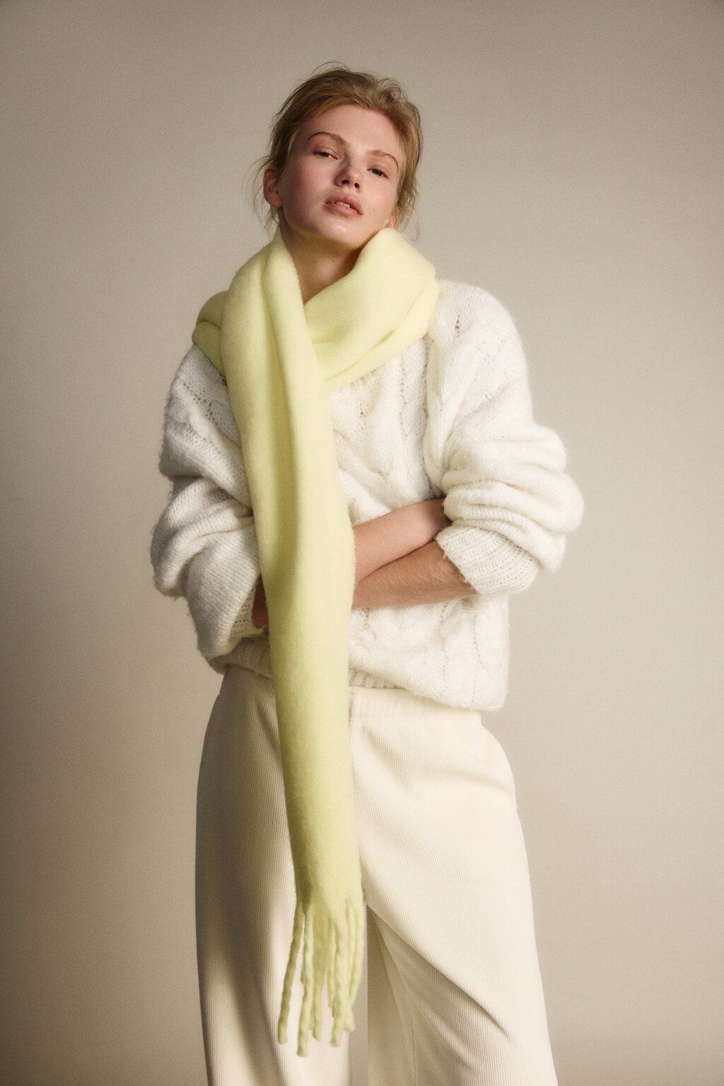 Шарф теплый с бахромой - цвет желтый - 1