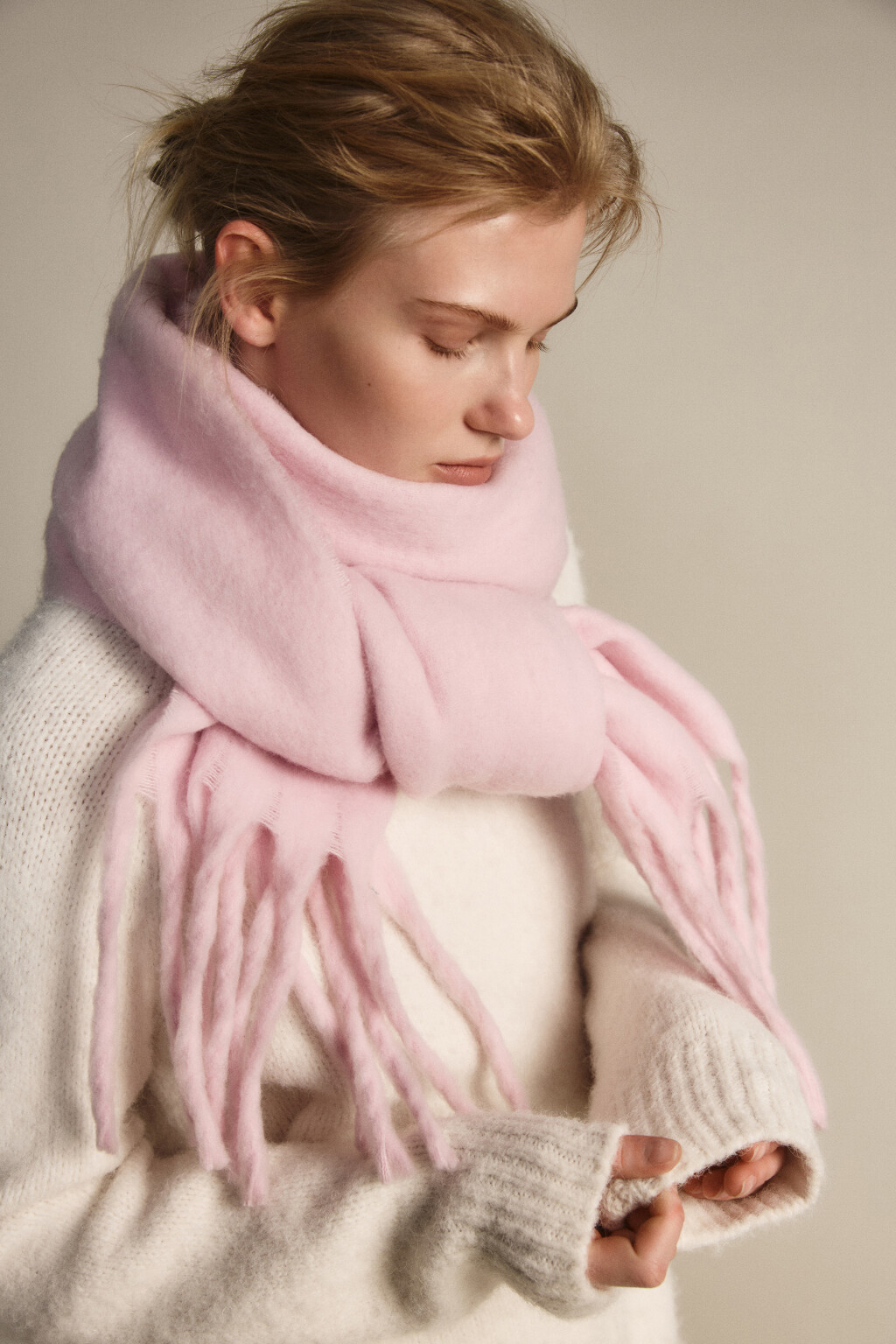 Шарф теплый с бахромой - цвет розовый - 1