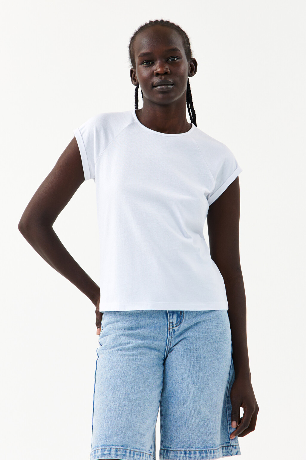 Футболка хлопковая с отворотами на рукавах - цвет белый - 1