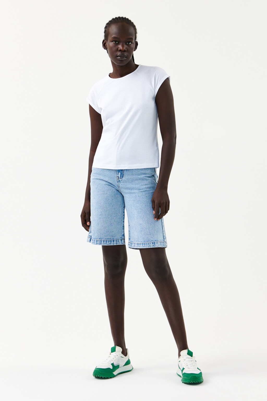 Футболка хлопковая с отворотами на рукавах - цвет белый - 4