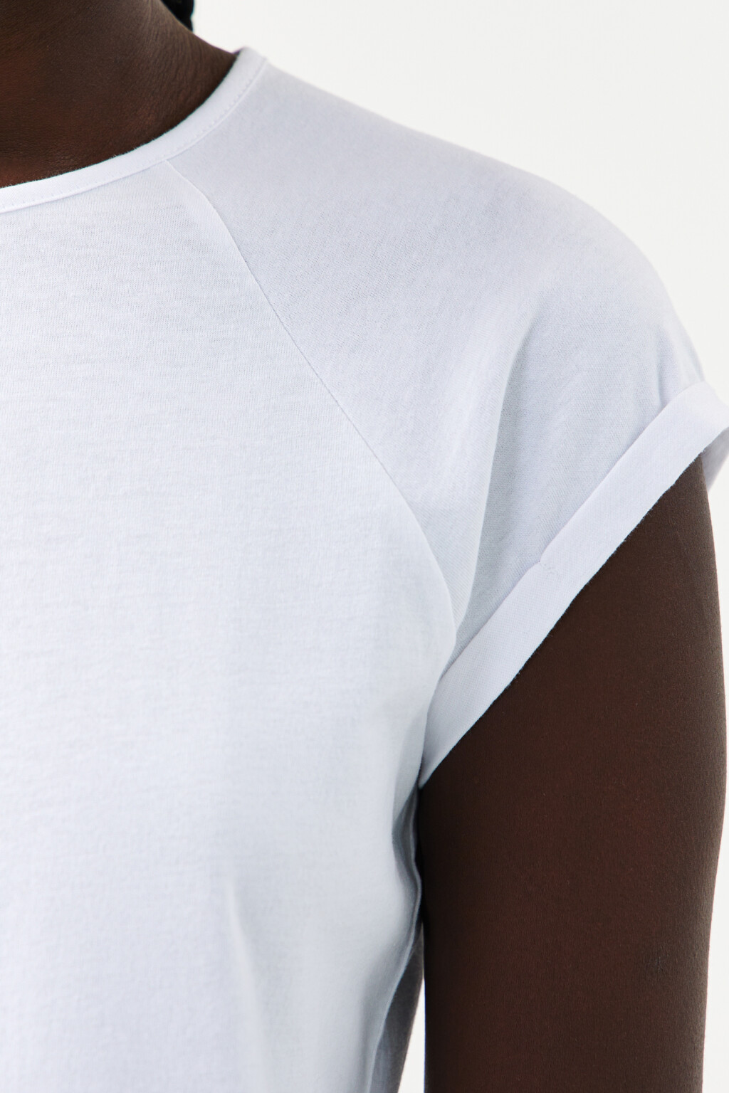 Футболка хлопковая с отворотами на рукавах - цвет белый - 6