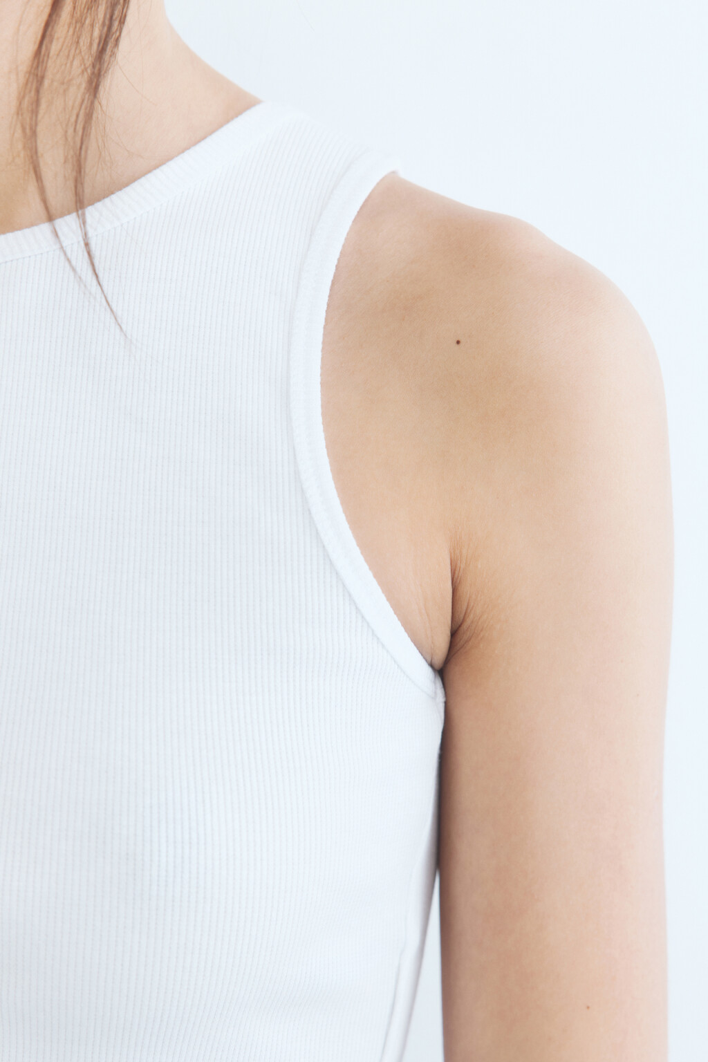 Топ-майка в рубчик на широких бретелях - цвет белый - 6