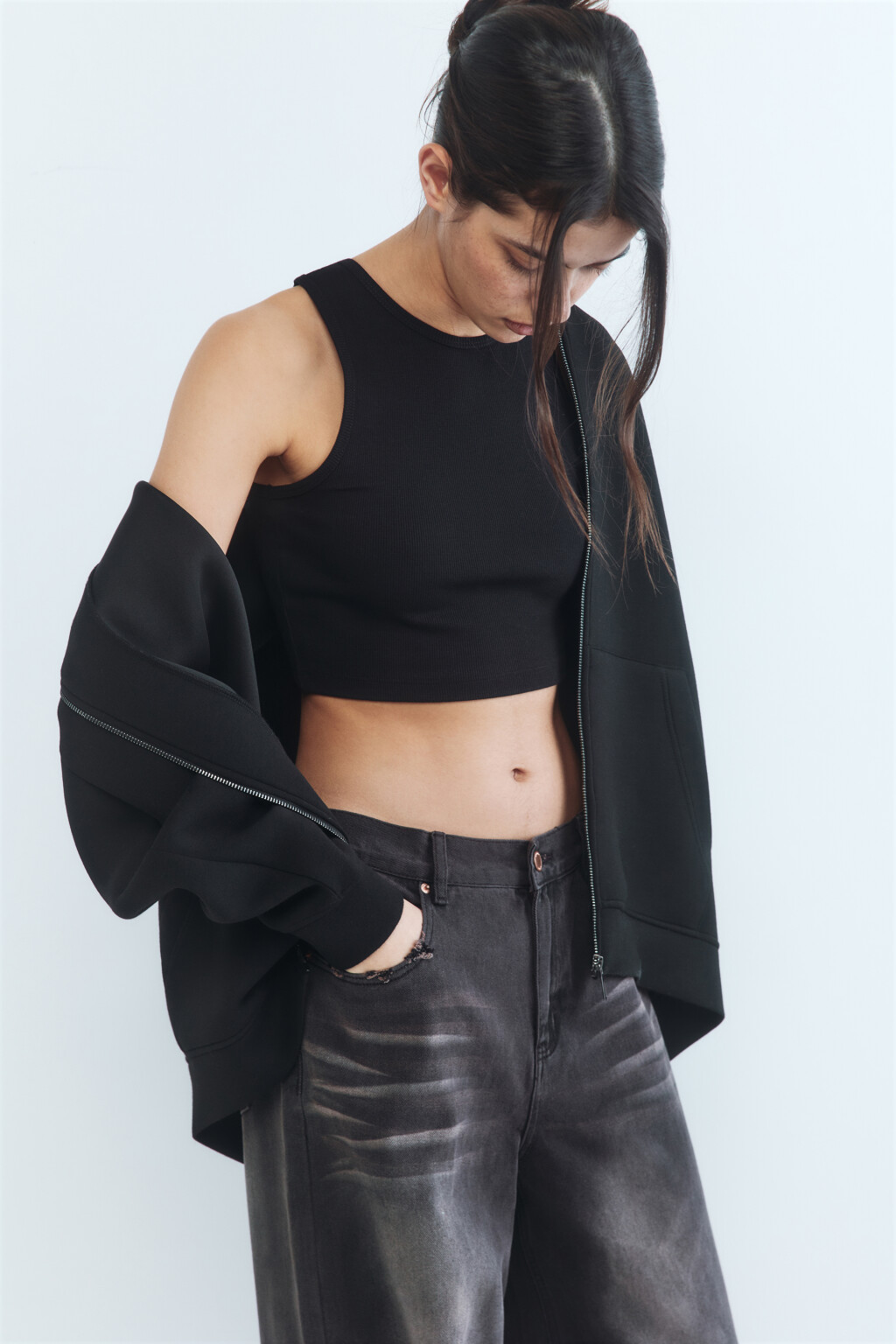 Топ-майка в рубчик на широких бретелях - цвет черный - 1