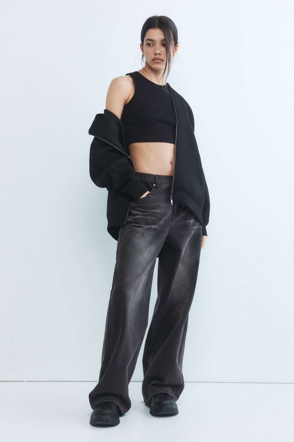 Топ-майка в рубчик на широких бретелях - цвет черный - 6