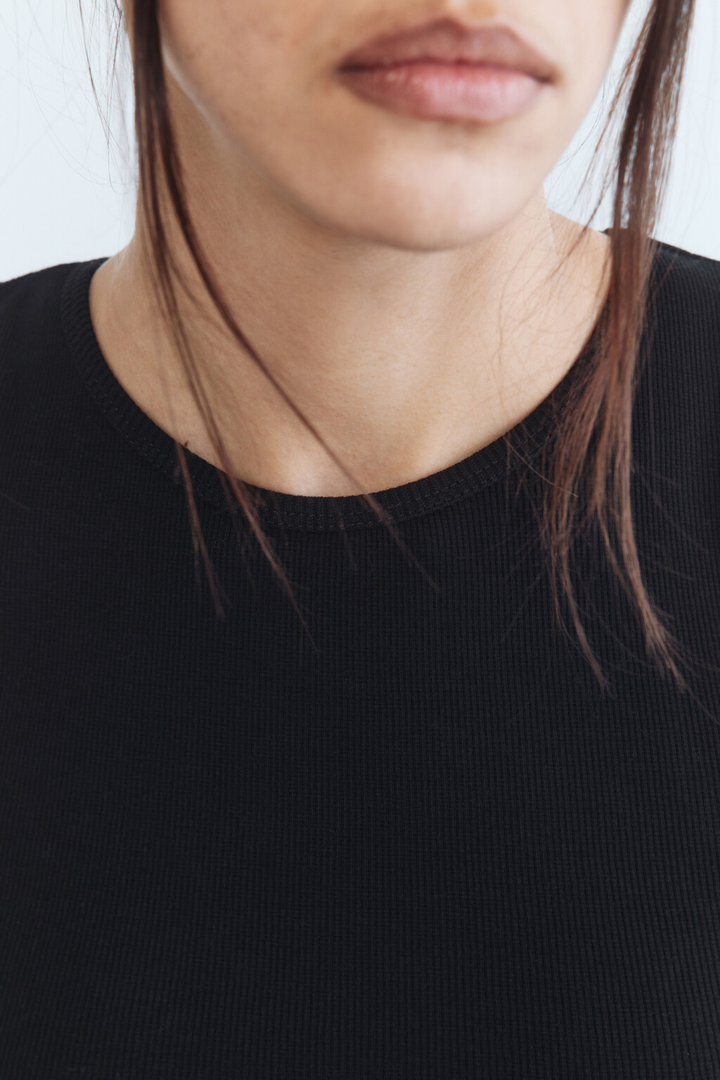 Топ-майка в рубчик на широких бретелях - цвет черный - 7