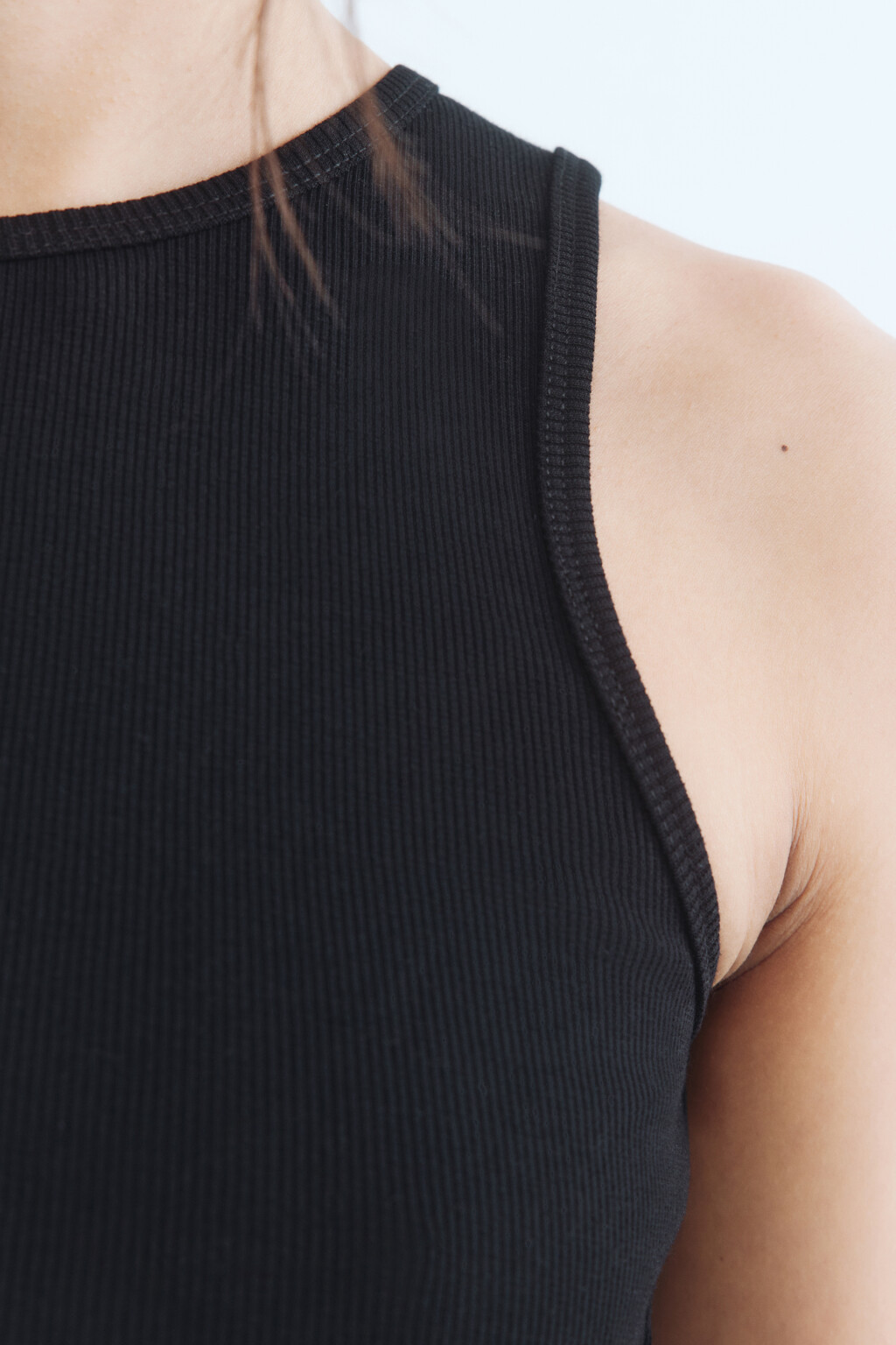 Топ-майка в рубчик на широких бретелях - цвет черный - 8