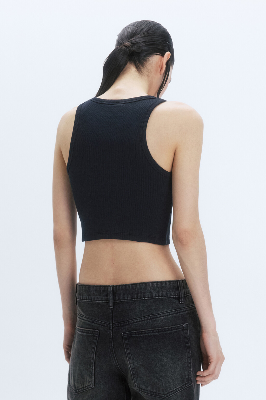 Топ-майка в рубчик на широких бретелях - цвет черный - 4