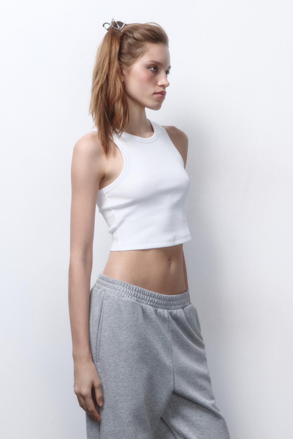 Майка хлопковая укороченная в рубчик - цвет белый - 3