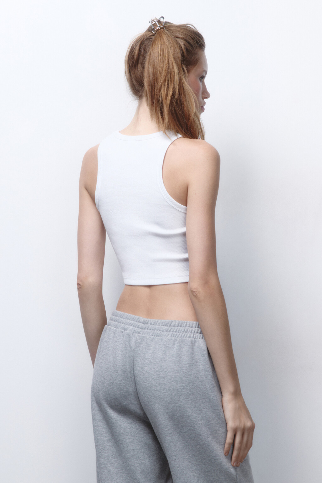 Майка хлопковая укороченная в рубчик - цвет белый - 4