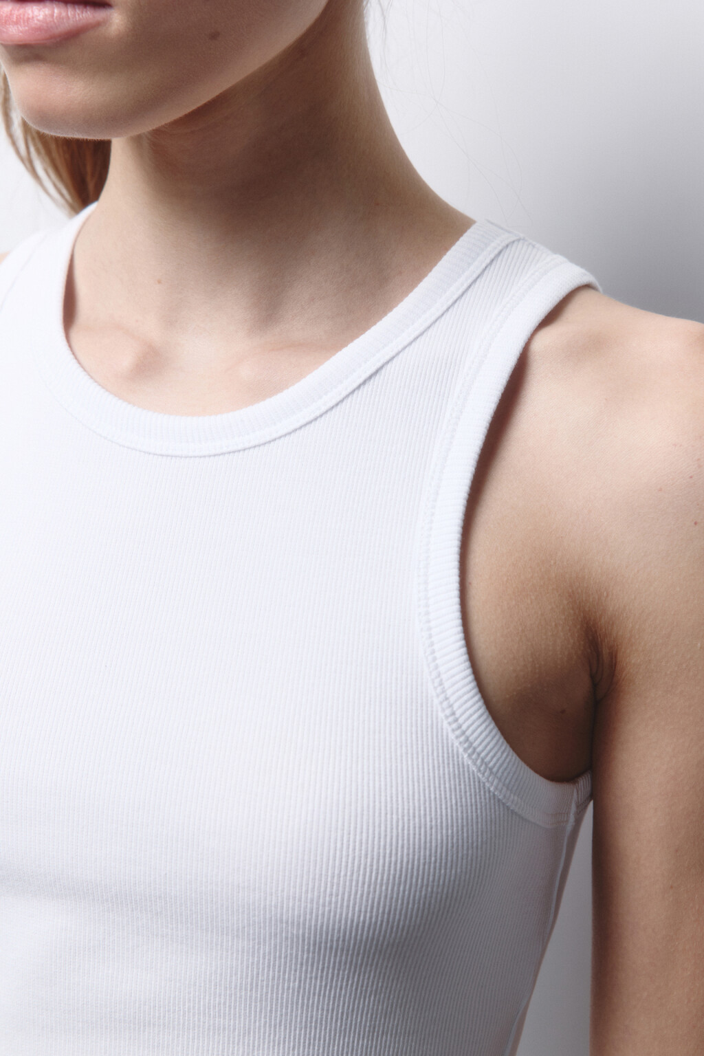 Майка хлопковая укороченная в рубчик - цвет белый - 6