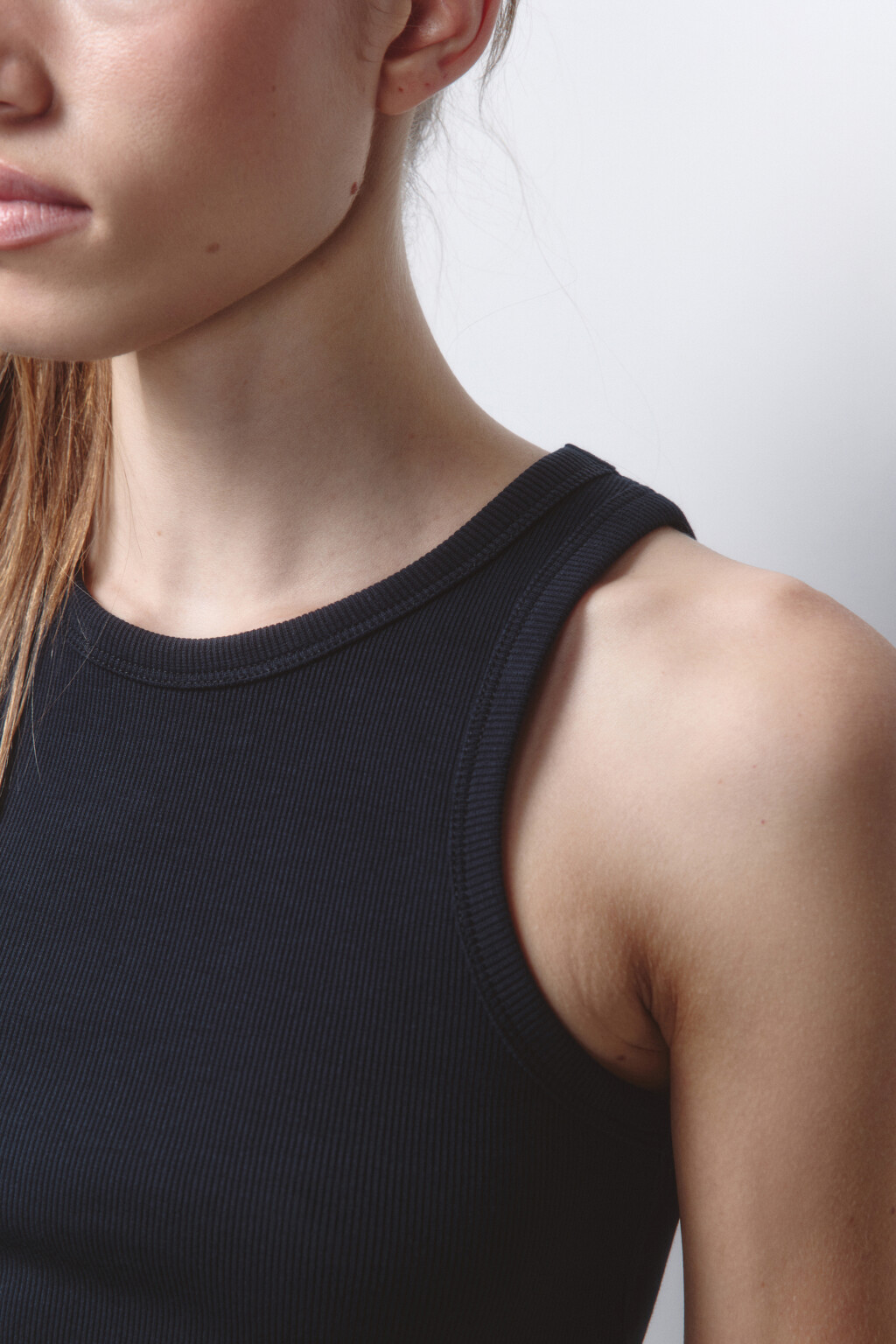 Майка хлопковая укороченная в рубчик - цвет черный - 6