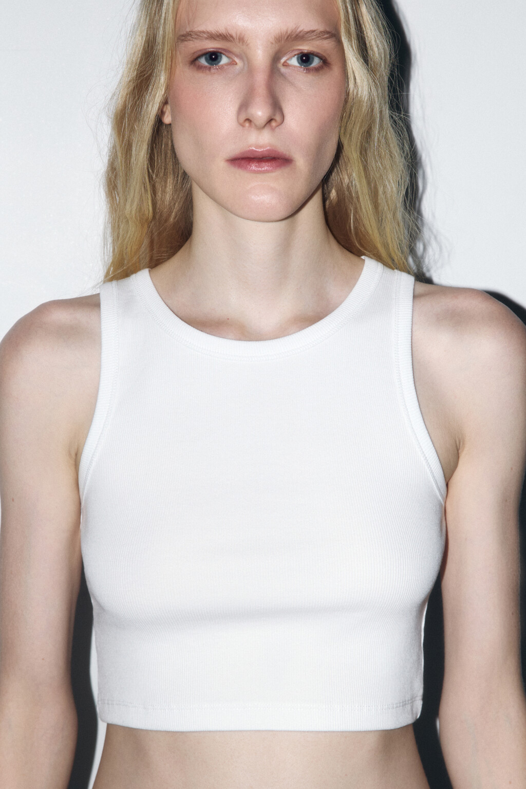 Топ-майка в рубчик на широких бретелях - цвет белый - 1