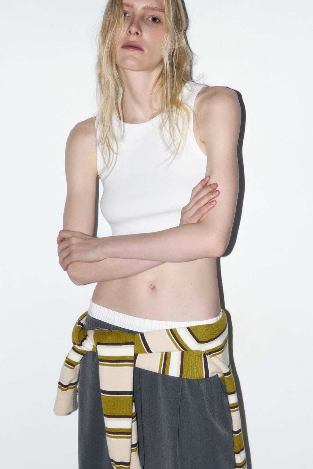 Топ-майка в рубчик на широких бретелях - цвет белый - 2