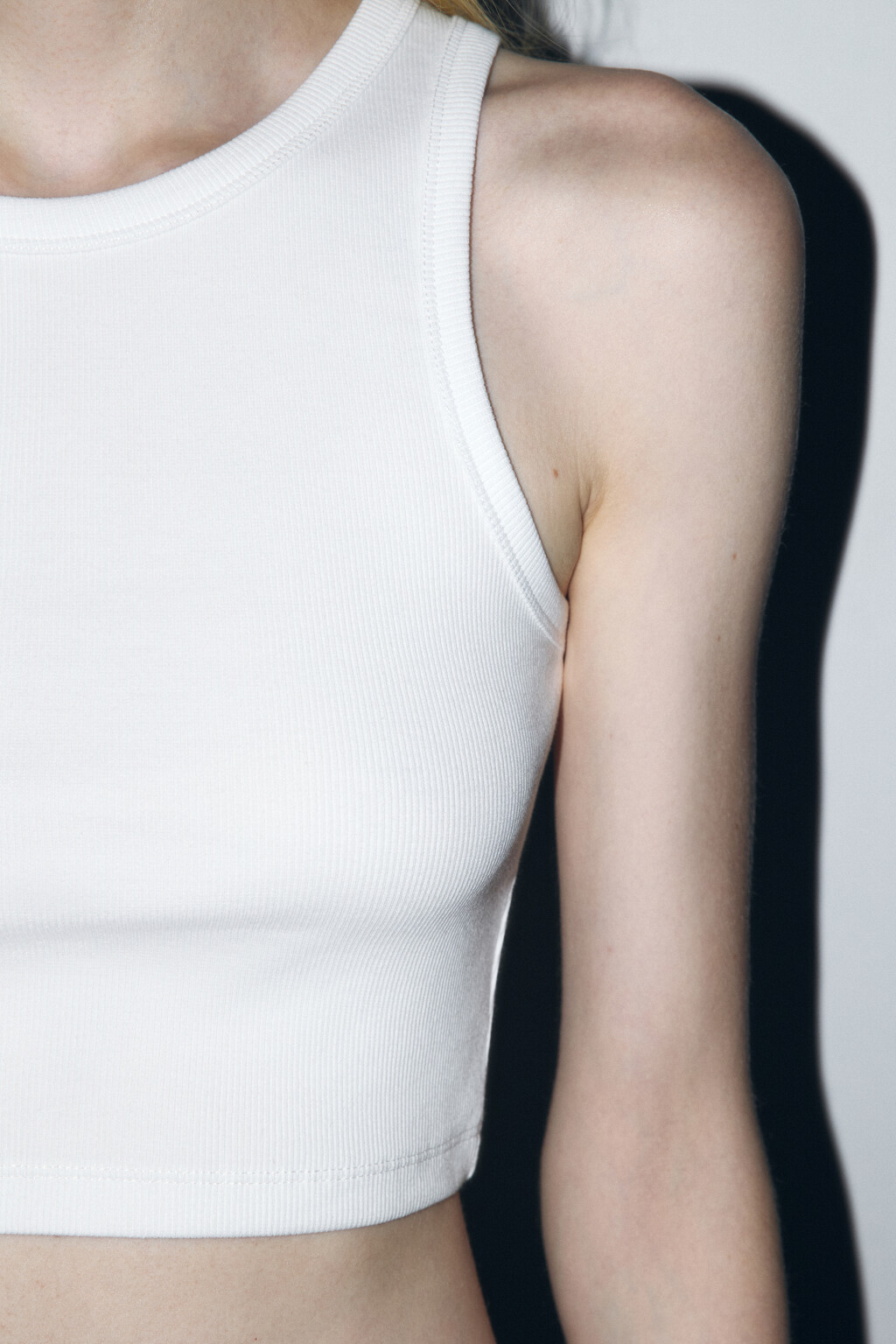 Топ-майка в рубчик на широких бретелях - цвет белый - 7