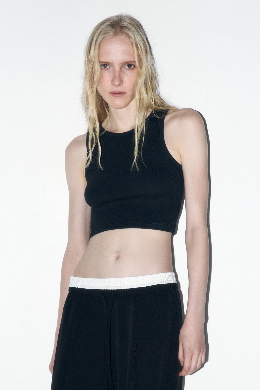 Топ-майка в рубчик на широких бретелях - цвет черный - 2