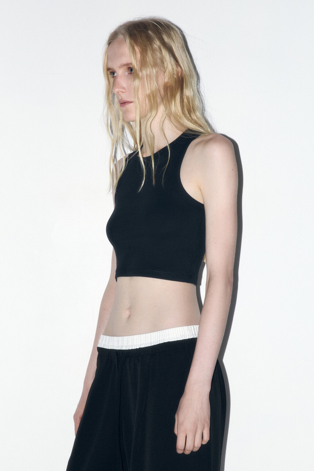 Топ-майка в рубчик на широких бретелях - цвет черный - 3