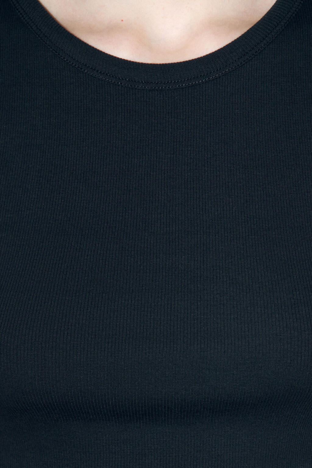 Топ-майка в рубчик на широких бретелях - цвет черный - 6