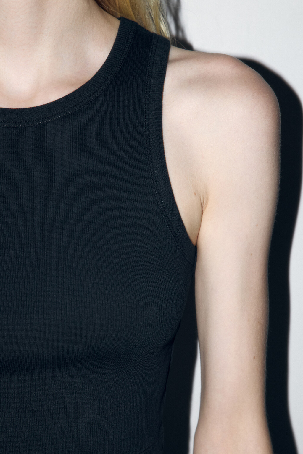 Топ-майка в рубчик на широких бретелях - цвет черный - 7