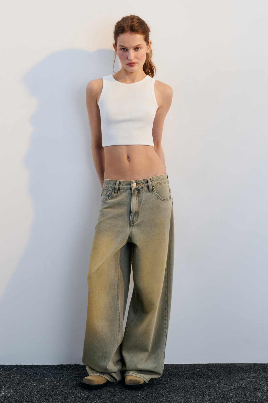 Топ-майка в рубчик на широких бретелях - цвет белый - 1