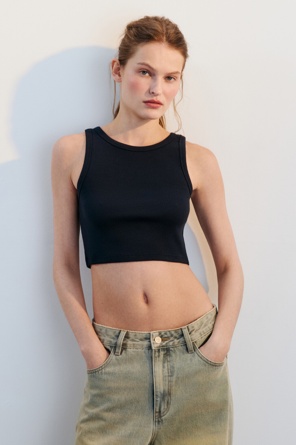 Топ-майка в рубчик на широких бретелях - цвет черный - 3