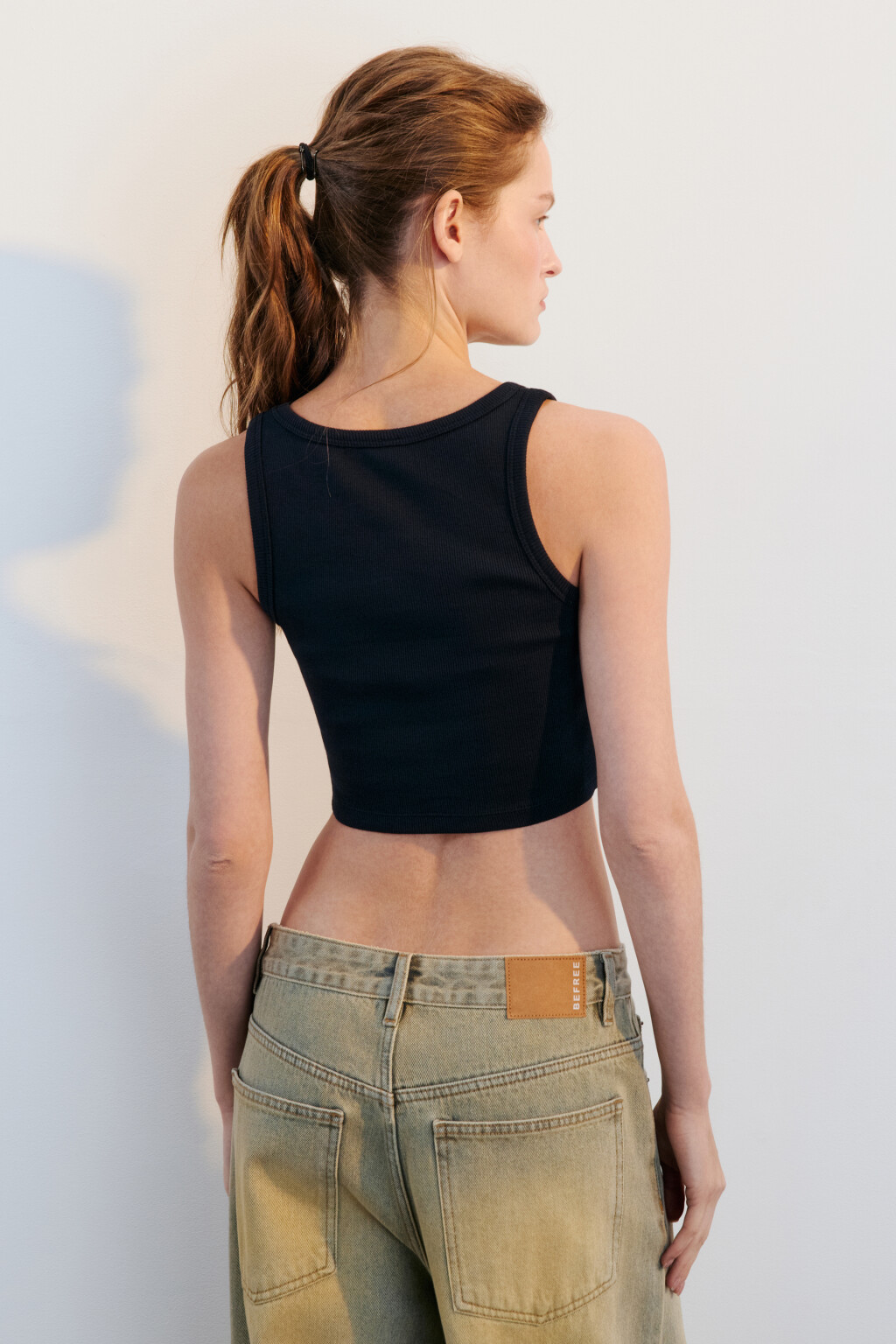 Топ-майка в рубчик на широких бретелях - цвет черный - 4