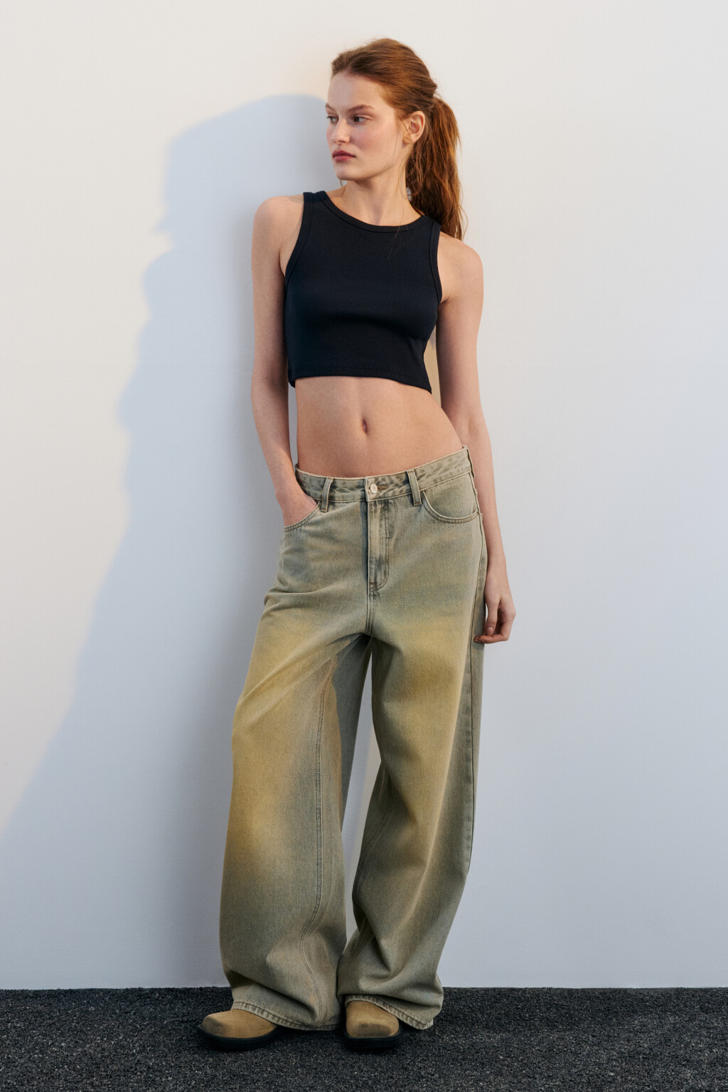 Топ-майка в рубчик на широких бретелях - цвет черный - 5