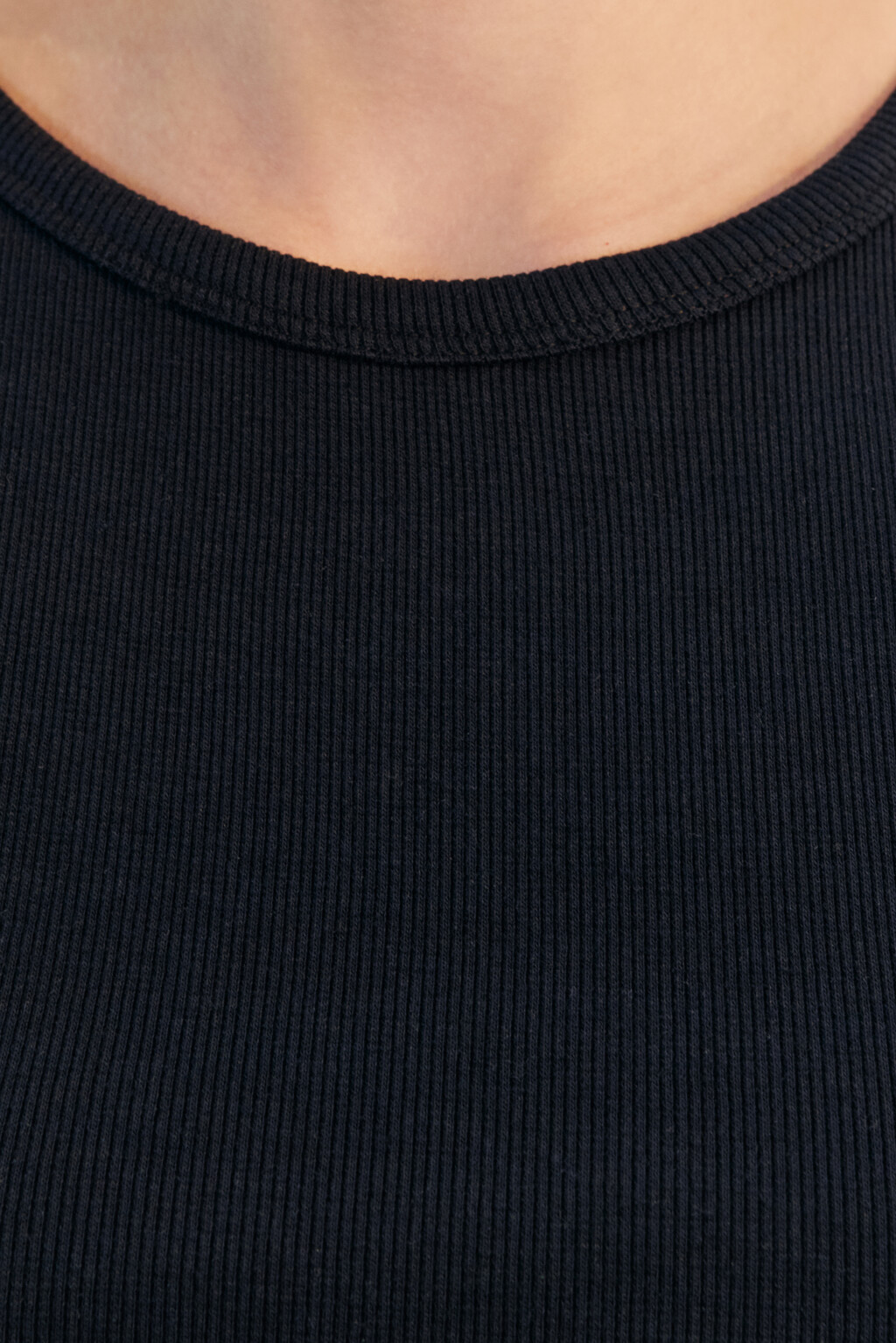 Топ-майка в рубчик на широких бретелях - цвет черный - 6