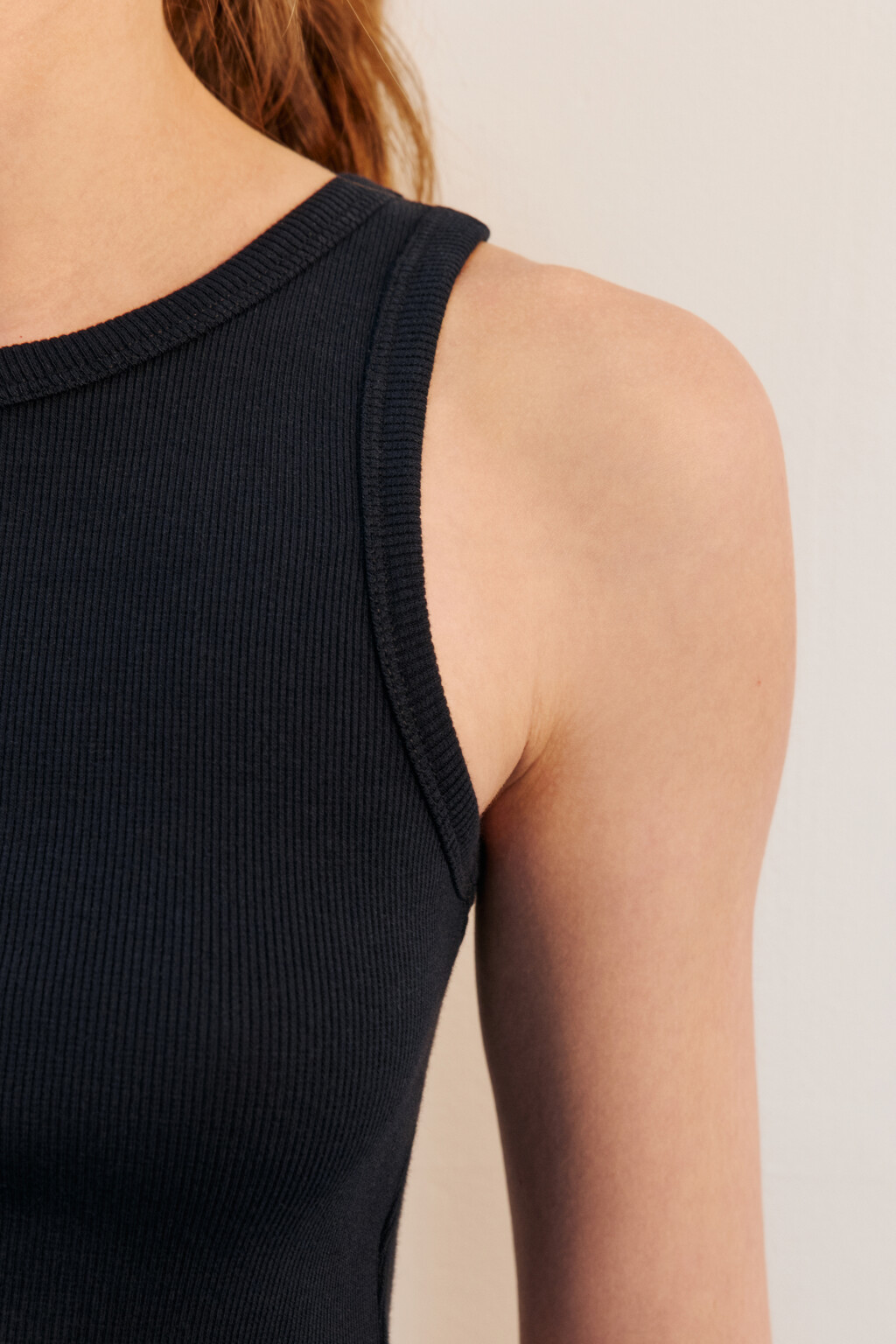 Топ-майка в рубчик на широких бретелях - цвет черный - 7