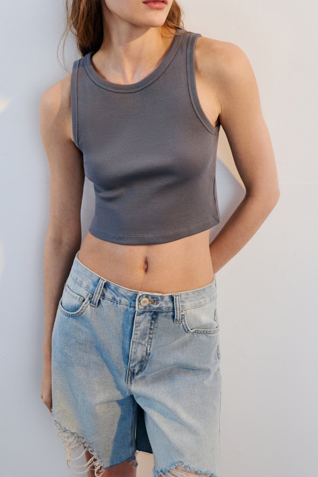 Топ-майка в рубчик на широких бретелях - цвет серый - 1