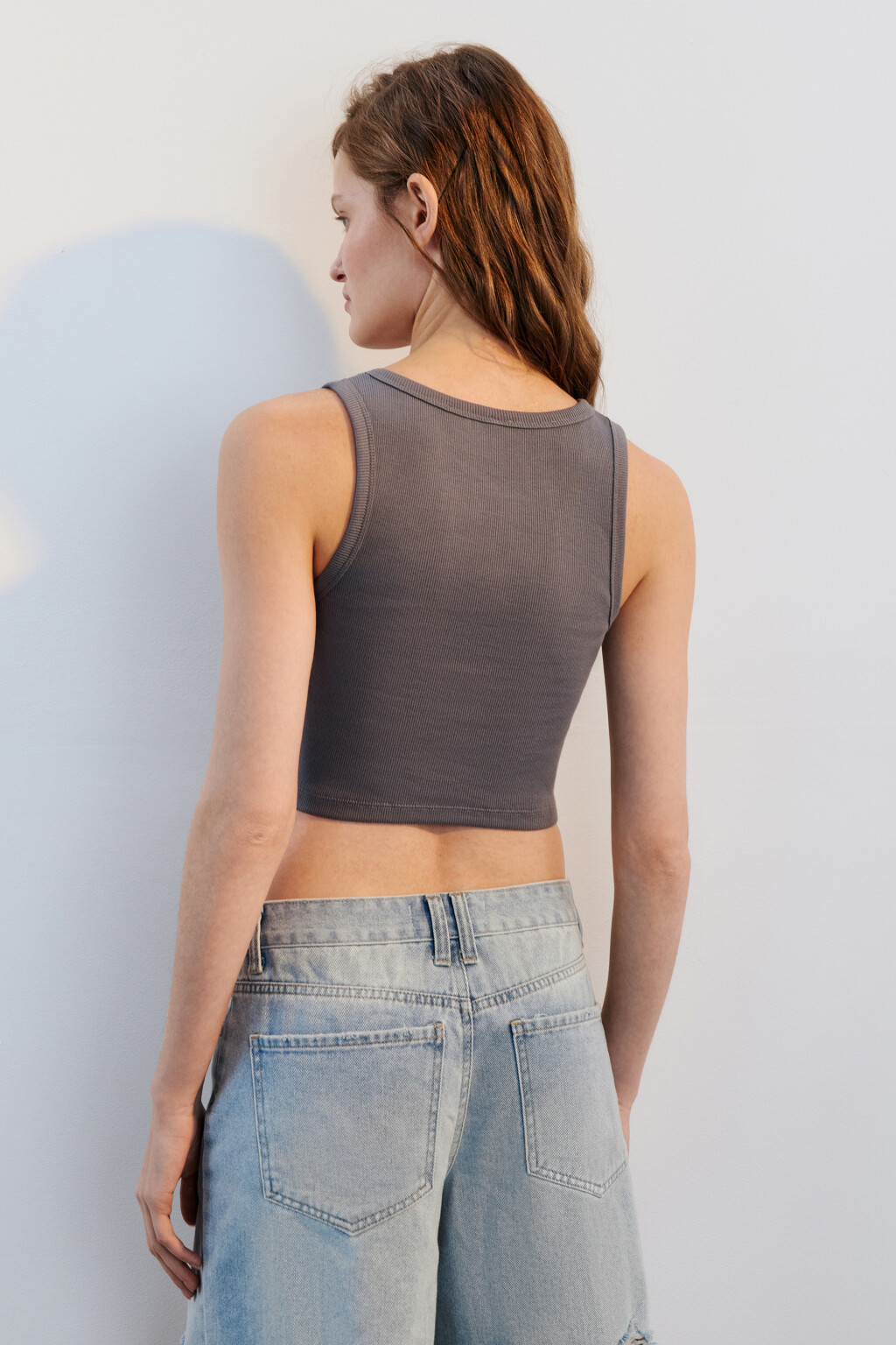 Топ-майка в рубчик на широких бретелях - цвет серый - 3