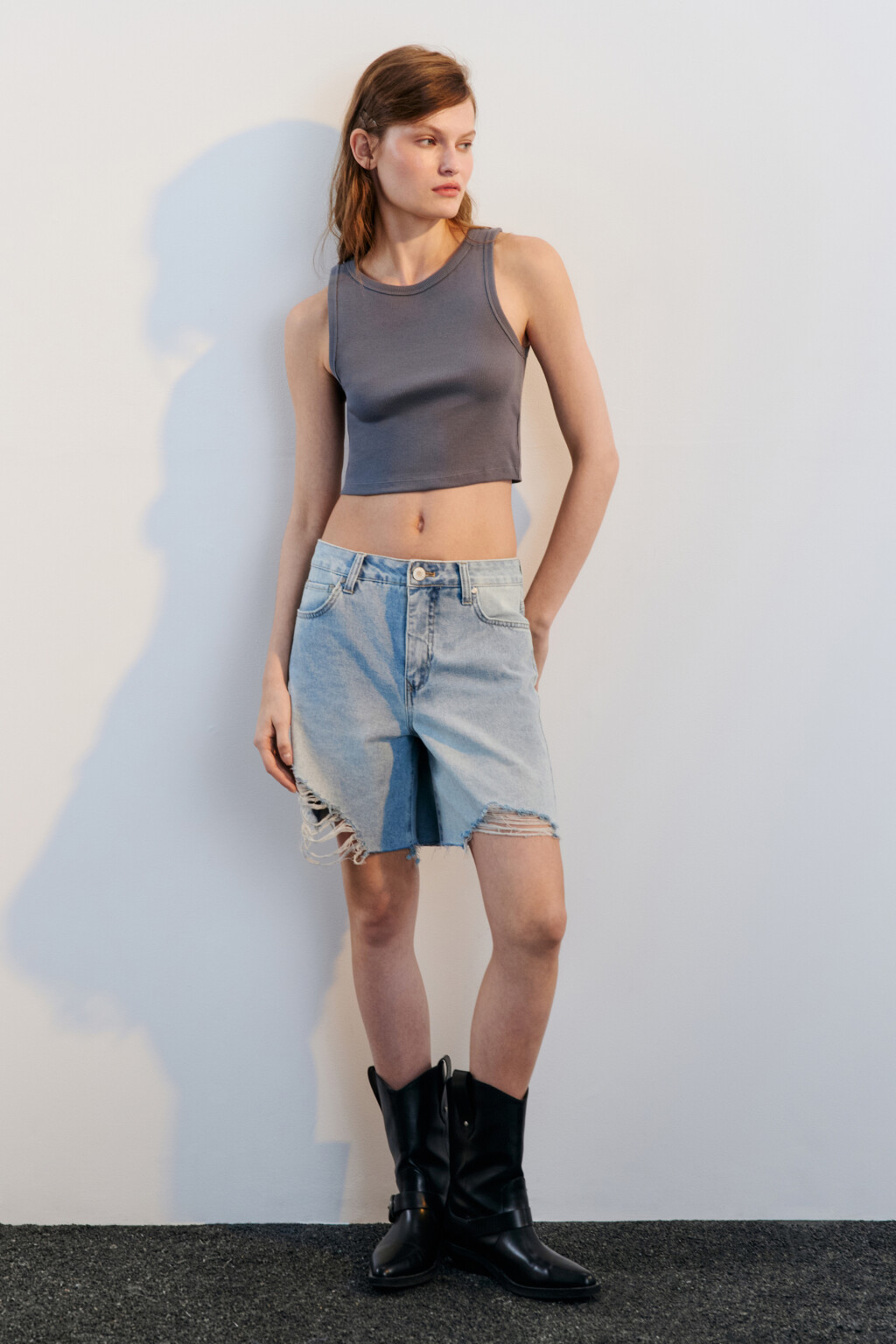 Топ-майка в рубчик на широких бретелях - цвет серый - 4