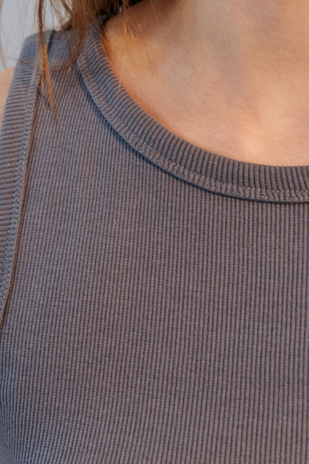 Топ-майка в рубчик на широких бретелях - цвет серый - 5