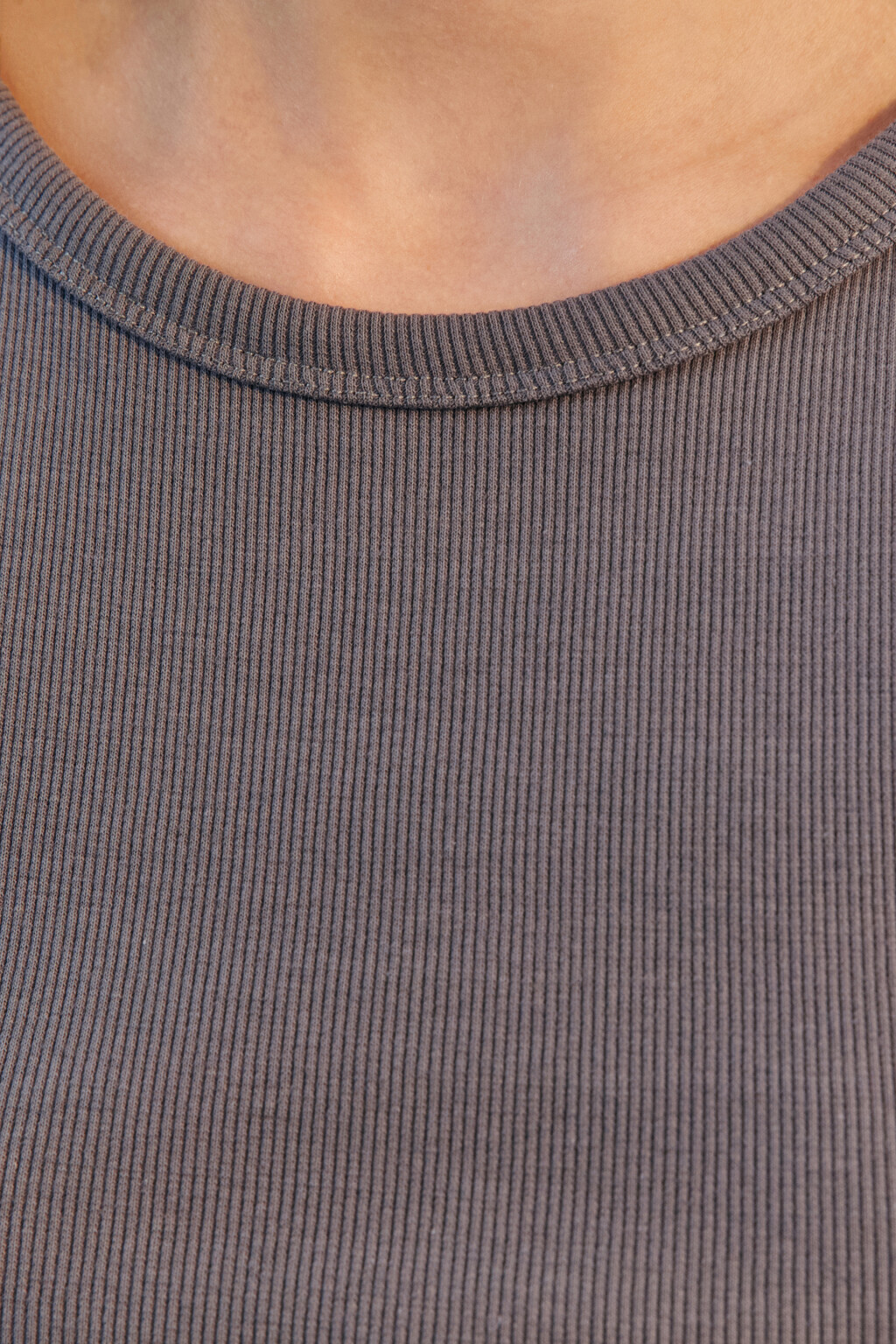 Топ-майка в рубчик на широких бретелях - цвет серый - 6