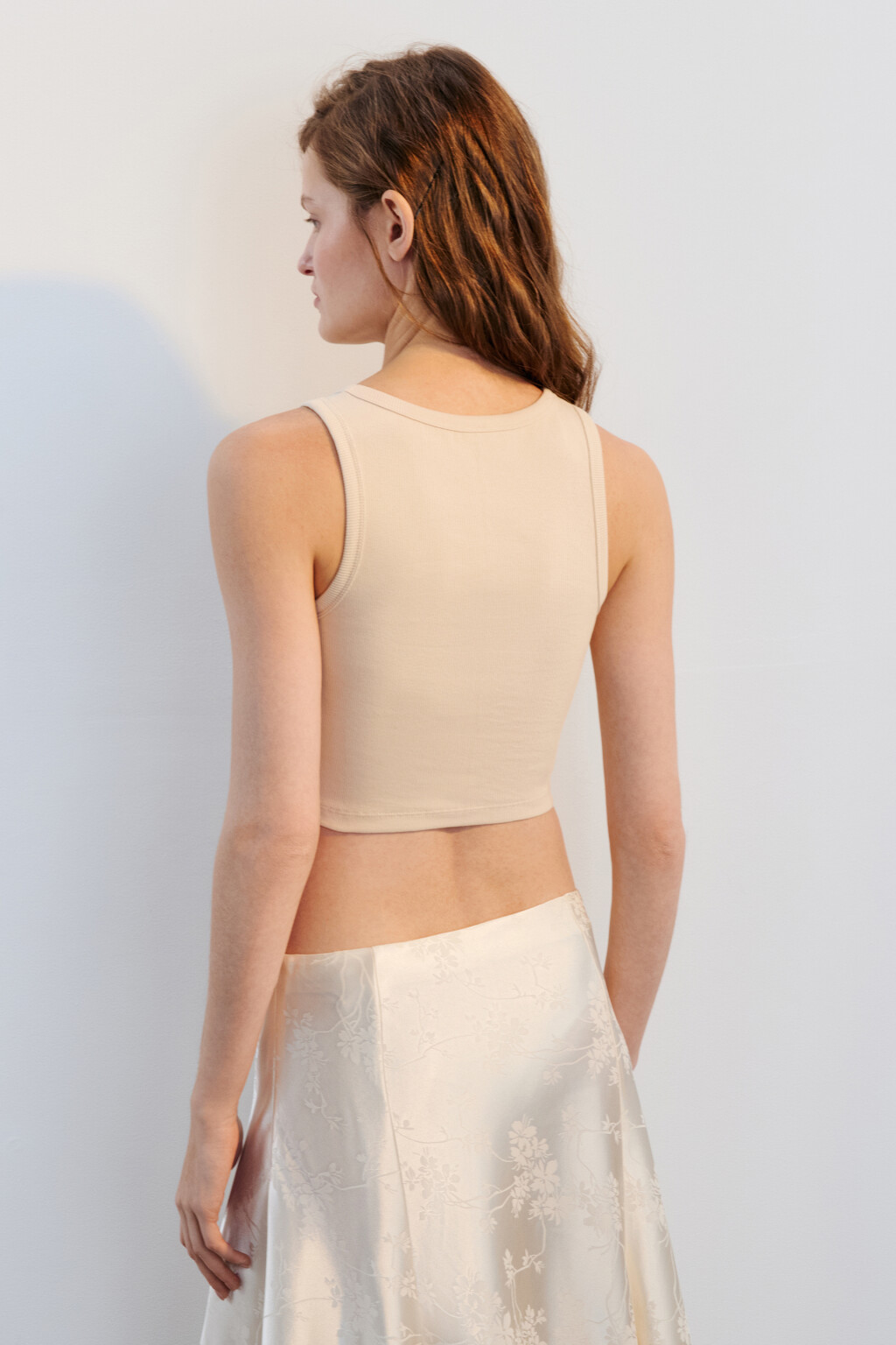 Топ-майка в рубчик на широких бретелях - цвет бежевый - 3